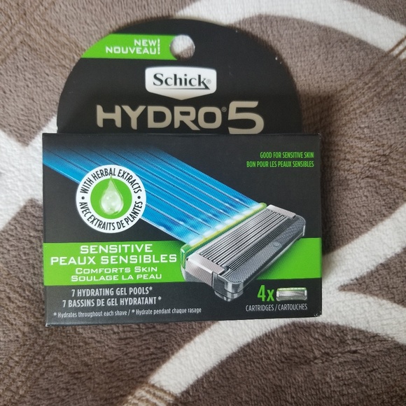 Shick Razor & Refills - Picture 2 of 3